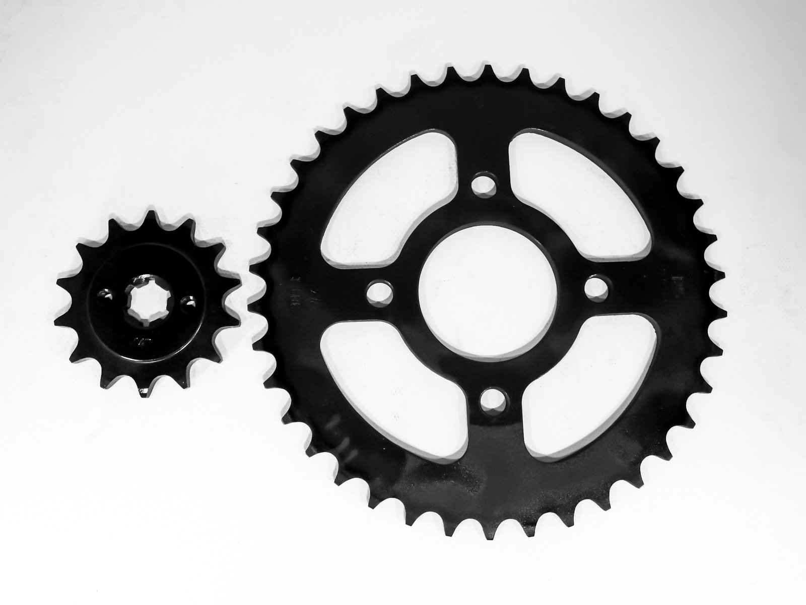 Kit Piñón Race 39T–14T Paso 520 para Bajaj Pulsar 180 UG, 200 y 220 - Image 2